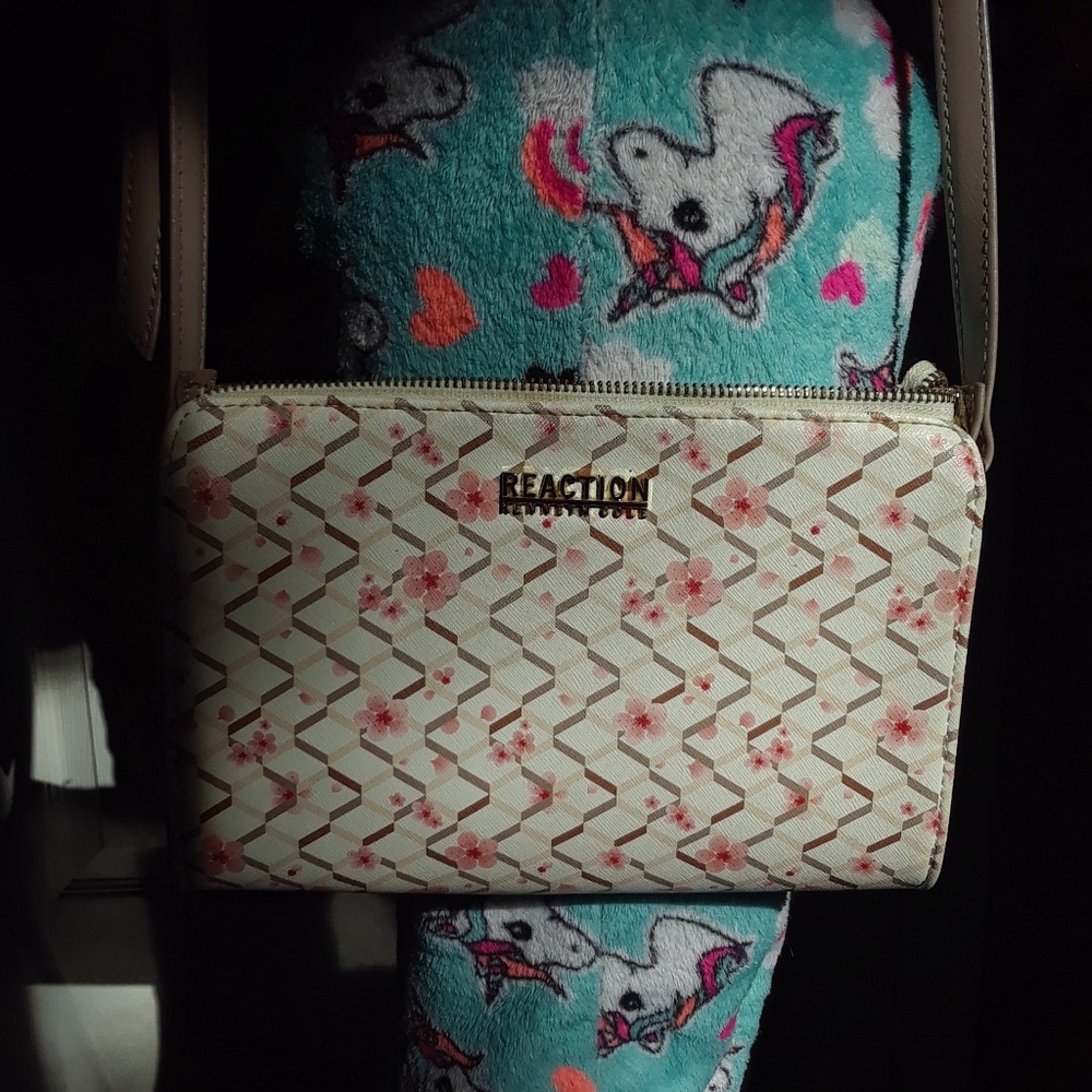 Reaction Kenneth Cole crossbody bag